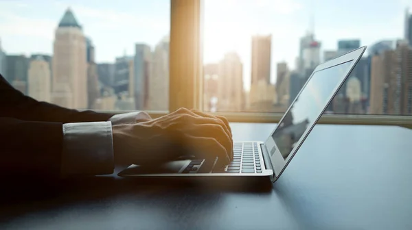 İşadamı dizüstü bilgisayarla çalışıyor