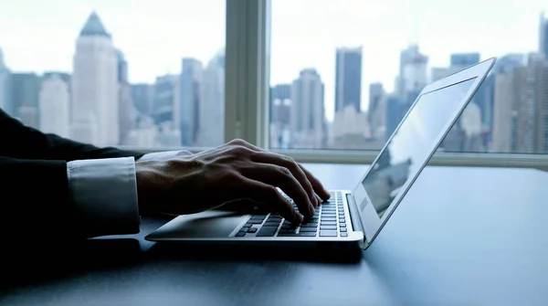 İşadamı dizüstü bilgisayarla çalışıyor