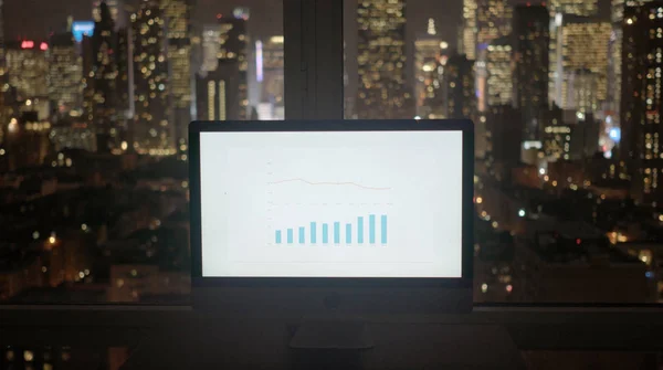 Laptop con business chart sullo schermo — Foto Stock