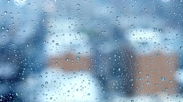 bulanık şehir penceresindeki yağmur damlaları