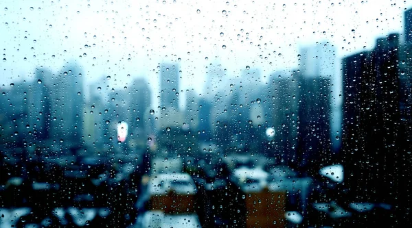 bulanık şehir penceresindeki yağmur damlaları