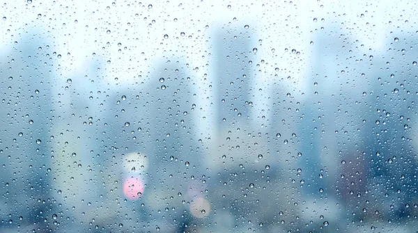bulanık şehir penceresindeki yağmur damlaları