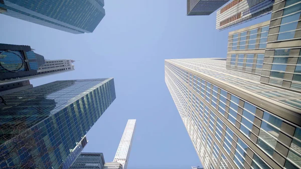 Grattacieli e cielo blu — Foto Stock