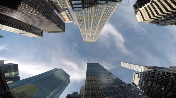 gökdelenler ve mavi gökyüzü