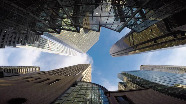 gökdelenler ve mavi gökyüzü