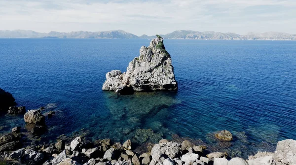 Красивий морський пейзаж з камінням і скелями Ліцензійні Стокові Фото