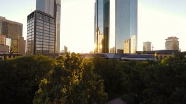 Şehir iş bölgesine ve gökdelen binalar