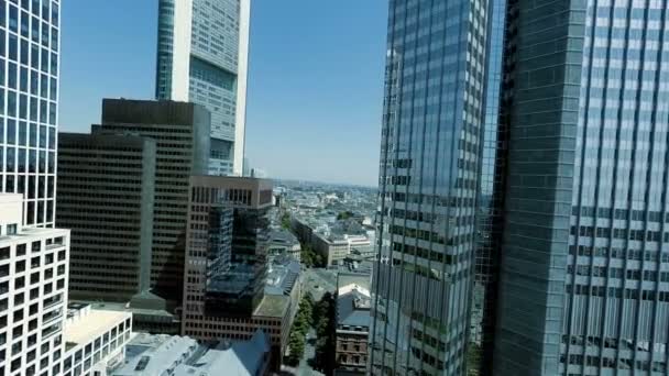Şehir iş bölgesine ve gökdelen binalar — Stok video