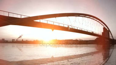 nehir suya yansıtan köprü silüeti