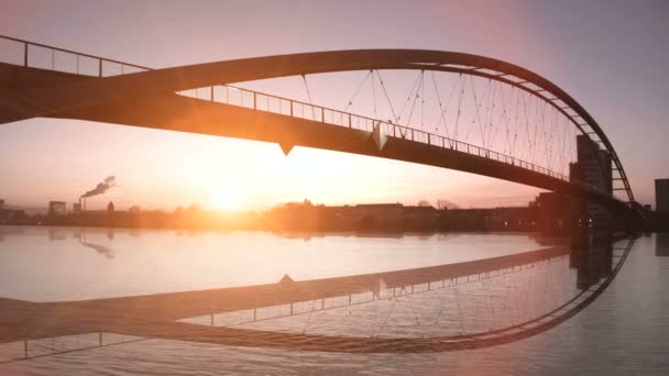 Siluetas de puente que se reflejan en el agua del río — Vídeo de stock