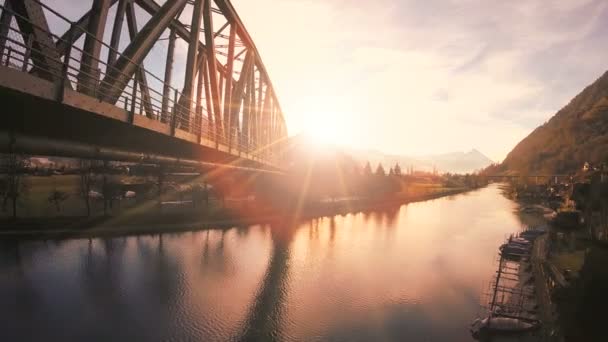 Sziluettjét híd tükröző folyó víz — Stock videók