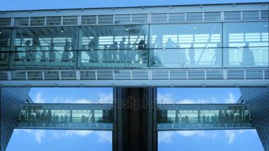 insanlar cam koridor binaya