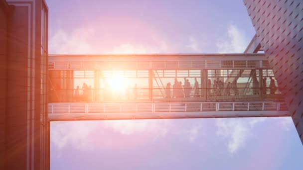 Personnes marchant à travers le bâtiment de couloir en verre — Video