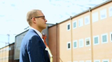 ofis binası önünde duran işadamı