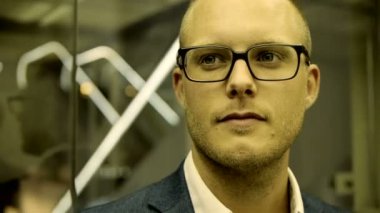 Ofis Binası asansörde aşağı hareket girişimci