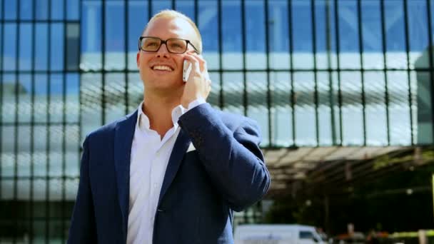 Ung affärsman talar på smartphone — Stockvideo