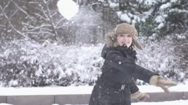 Sıcak giysiler içinde güzel kadın