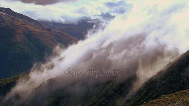 Szybko poruszające się chmury mgła nad górskim — Wideo stockowe