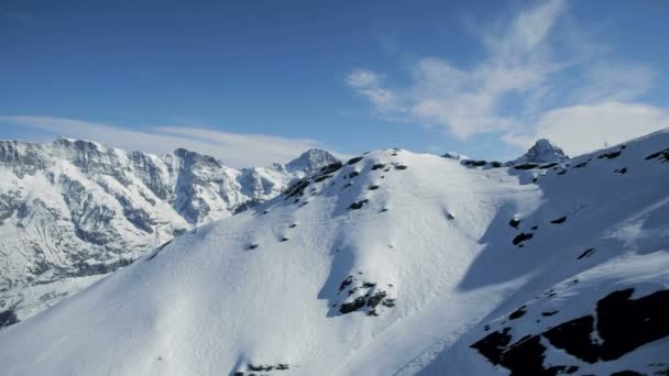 Ongerepte sneeuw bedekt berglandschap — Stockvideo