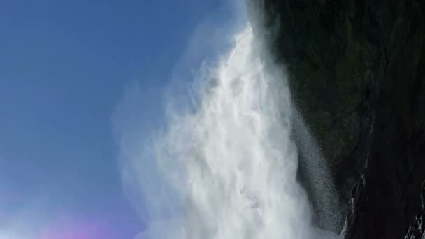 Cascada que vierte en la pared de roca de piedra — Vídeos de Stock