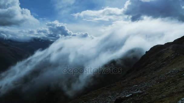 Mist wolken bewegen snel over berg — Stockvideo