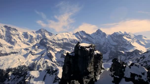 Paisaje de montaña cubierto de nieve intacta — Vídeo de stock