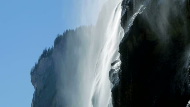Wasserfall ergießt sich auf Steinwand — Stockvideo