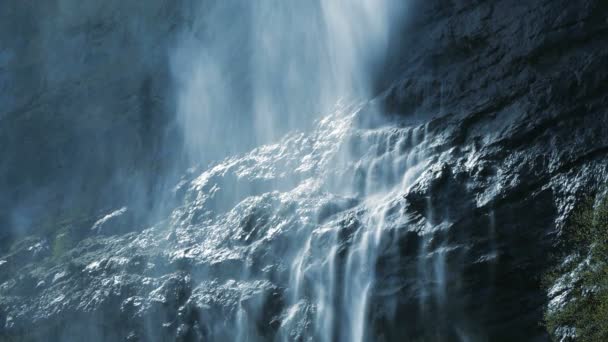 Wasserfall ergießt sich auf Steinwand — Stockvideo