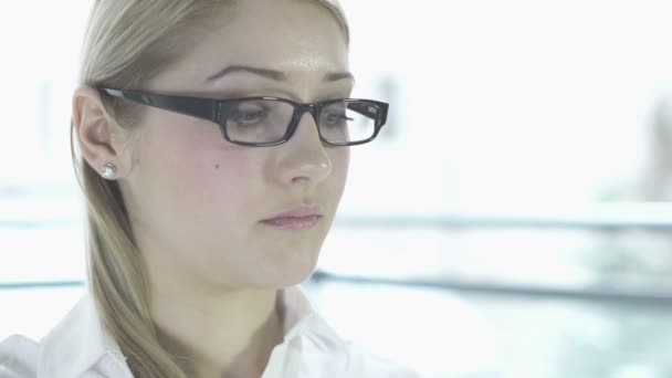 Ofiste çalışan genç kadın — Stok video