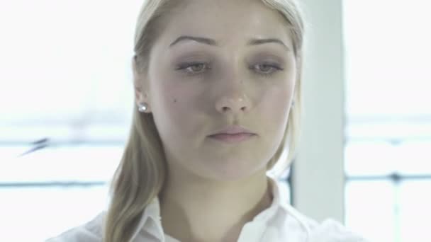 Jeune femme travaillant au bureau — Video