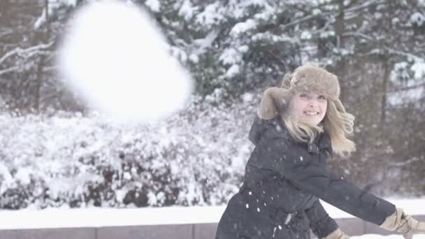 Jolie femme en vêtements chauds — Video