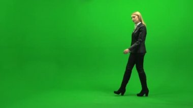 Takım elbiseli sarışın kadın  