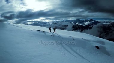 dağcılar karla kaplı dağ üzerinde hiking