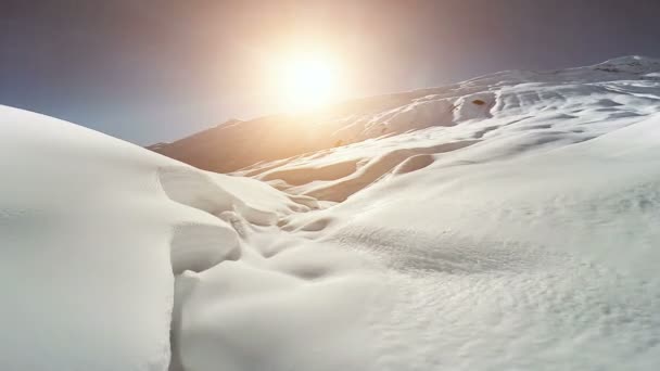 Rio de montanha entre colinas cobertas de neve — Vídeo de Stock