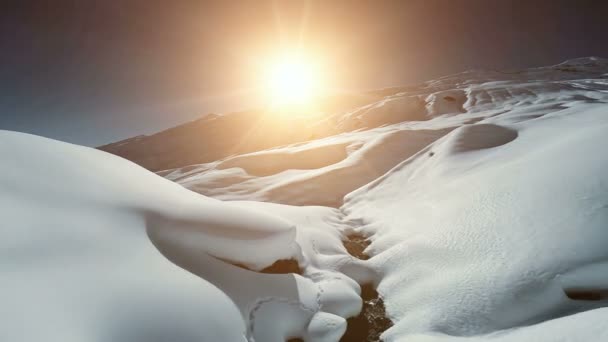 Gebirgsfluss zwischen schneebedeckten Hügeln — Stockvideo
