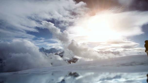 雪に覆われた山ハイキング登山 — ストック動画