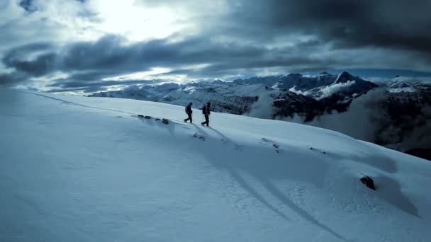 Escaladores trekking en la montaña cubierta de nieve — Vídeo de stock
