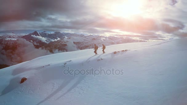 Excursionistas caminando en la montaña de nieve — Vídeo de stock