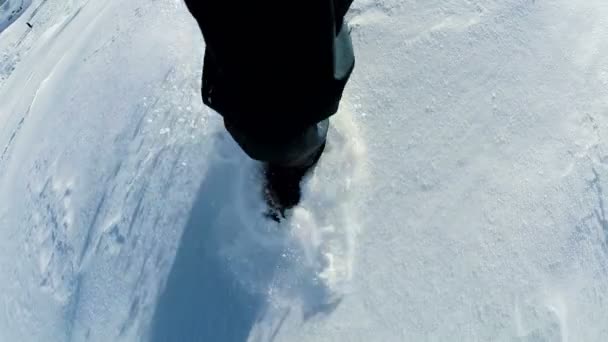 Человек, путешествующий в глубоком снегу — стоковое видео
