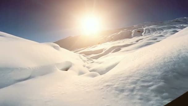 Río de montaña entre colinas cubiertas de nieve — Vídeo de stock