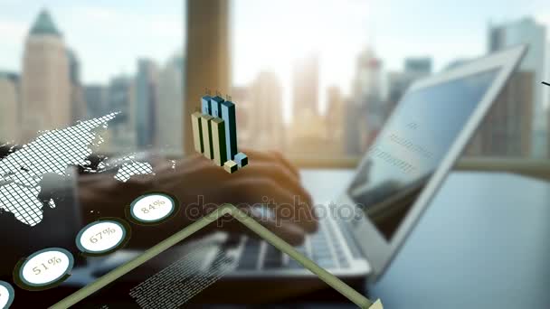 男性の手はキーボードで入力して アニメーション グラフィックを金融チャート売上データ統計とコンピューター モニター デスク画面近代的な都市のオフィスでの図 — ストック動画
