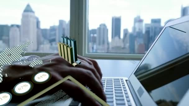 男性の手はキーボードで入力して アニメーション グラフィックを金融チャート売上データ統計とコンピューター モニター デスク画面近代的な都市のオフィスでの図 — ストック動画