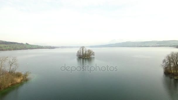 vue aérienne de l'île arrondie incroyable dans le lac à la journée ensoleillée  