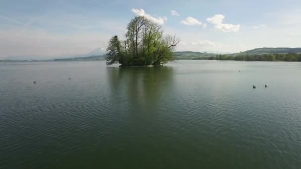 Luftaufnahme Der Erstaunlichen Runden Insel See Bei Sonnigem Tag — Stockvideo