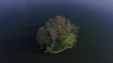 güneşli bir gün gölde'şaşırtıcı yuvarlak adasının havadan görünümü 