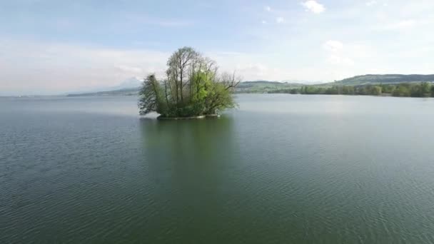 Luftaufnahme Der Erstaunlichen Runden Insel See Bei Sonnigem Tag — Stockvideo