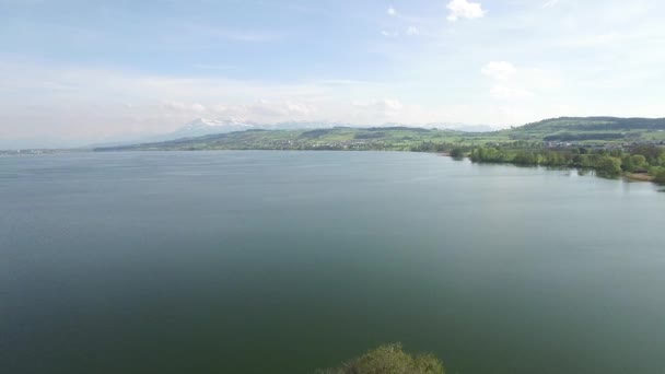 vue aérienne de l'île arrondie incroyable dans le lac à la journée ensoleillée  