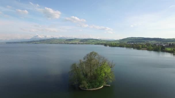 vue aérienne de l'île arrondie incroyable dans le lac à la journée ensoleillée  