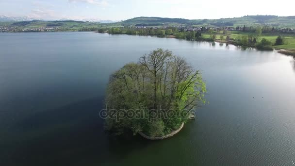 vue aérienne de l'île arrondie incroyable dans le lac à la journée ensoleillée  