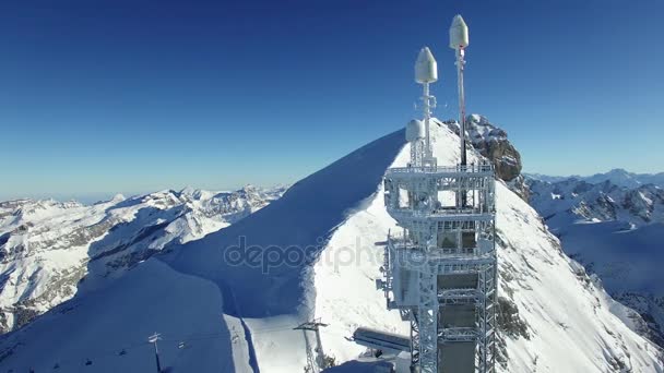 Antena Radio Las Altas Montañas Invierno Día Soleado — Vídeo de stock